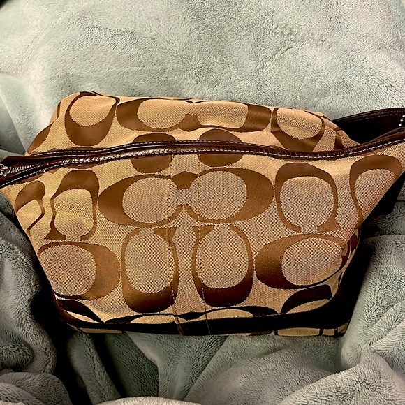 Excellent Condition Coach Shoulder Bag! - Picture 2 of 5